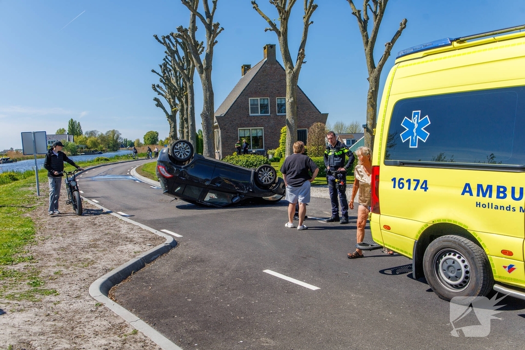 Auto belandt op kop na eenzijdig ongeval