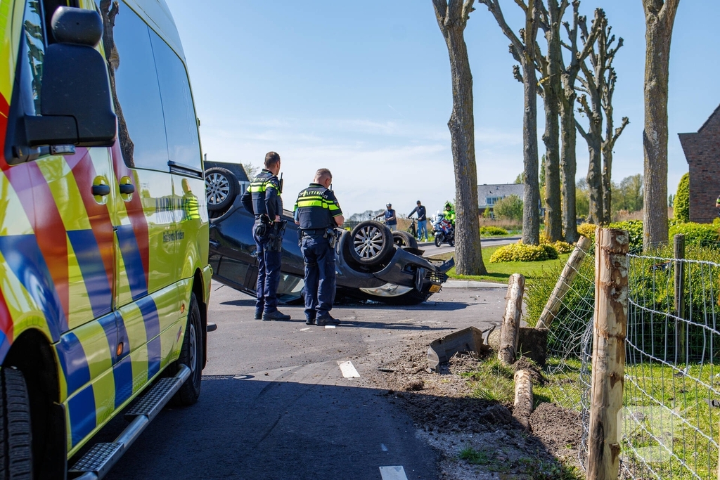 Auto belandt op kop na eenzijdig ongeval