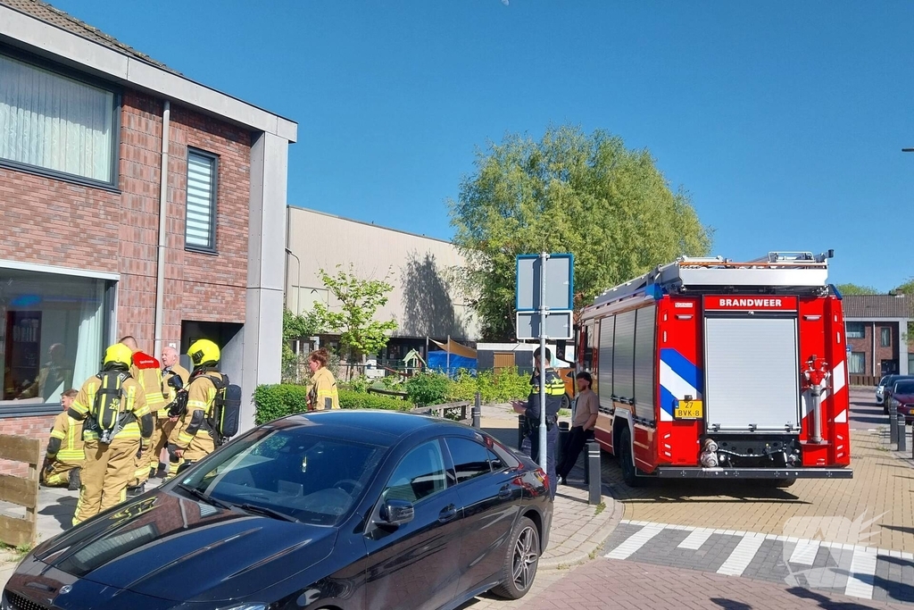 Brandweer in actie bij woningbrand