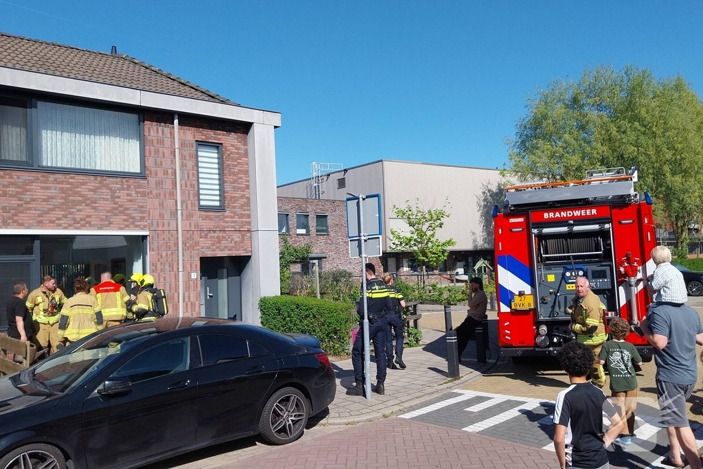 Brandweer in actie bij woningbrand
