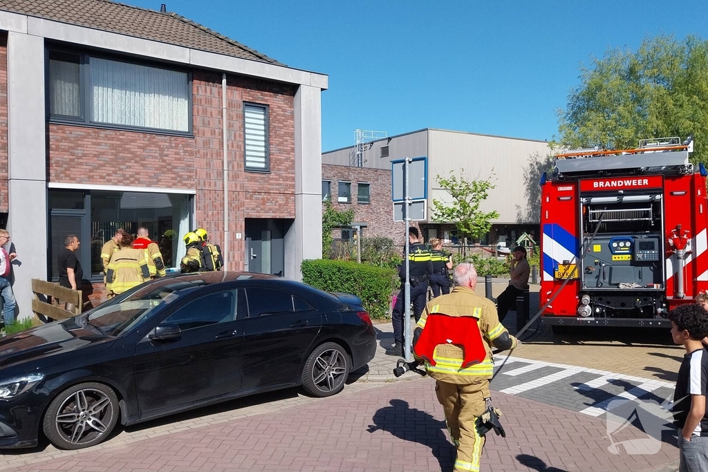 Brandweer in actie bij woningbrand