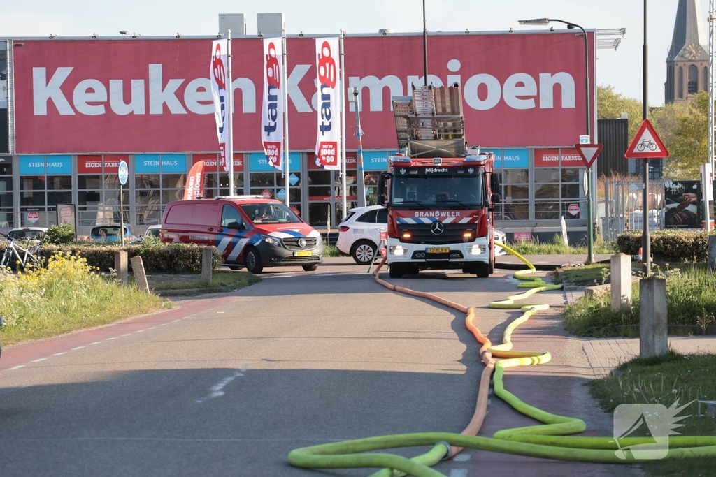 Brand in groot industriepand onder controle