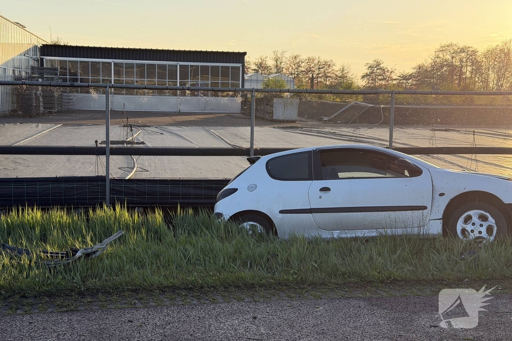 Automobilist gaat te hard over hobbel en belandt in het water