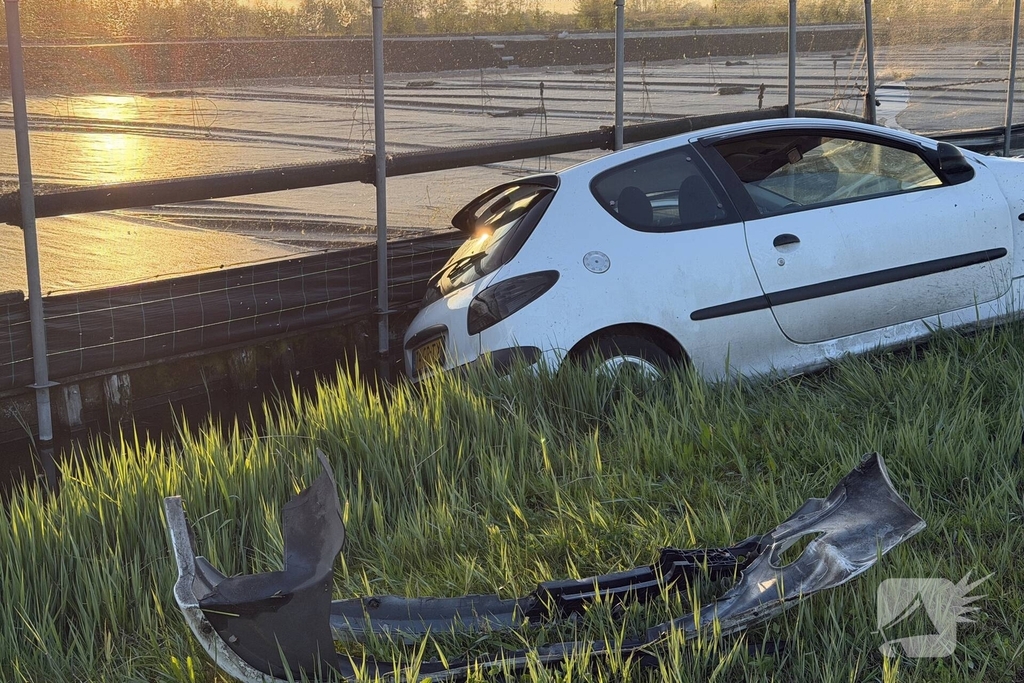 Automobilist gaat te hard over hobbel en belandt in het water