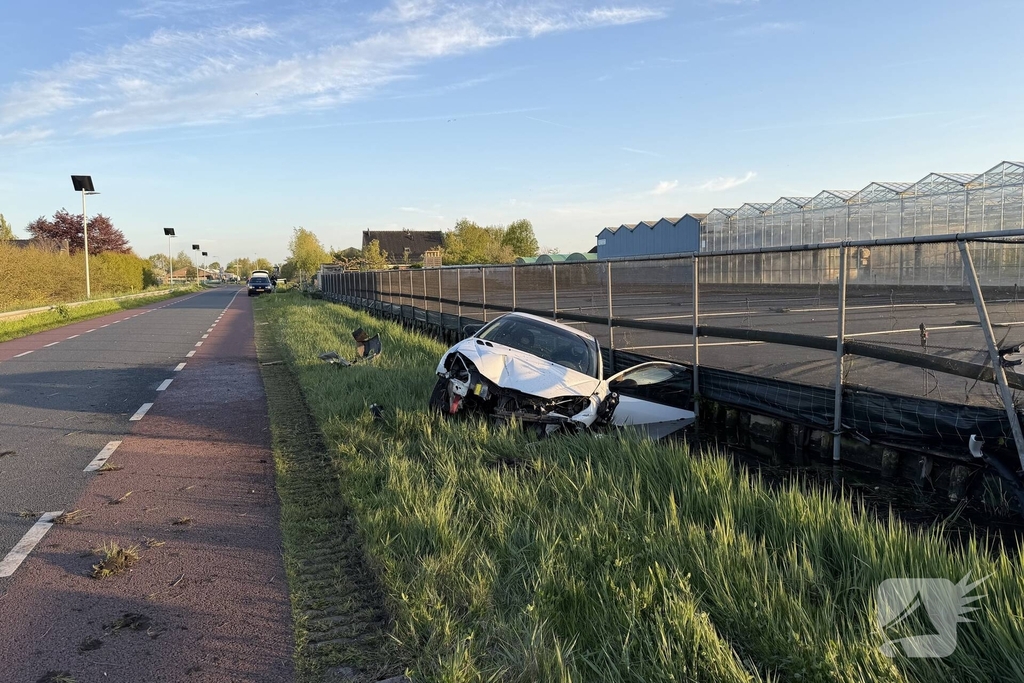Automobilist gaat te hard over hobbel en belandt in het water