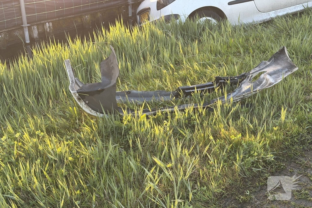 Automobilist gaat te hard over hobbel en belandt in het water