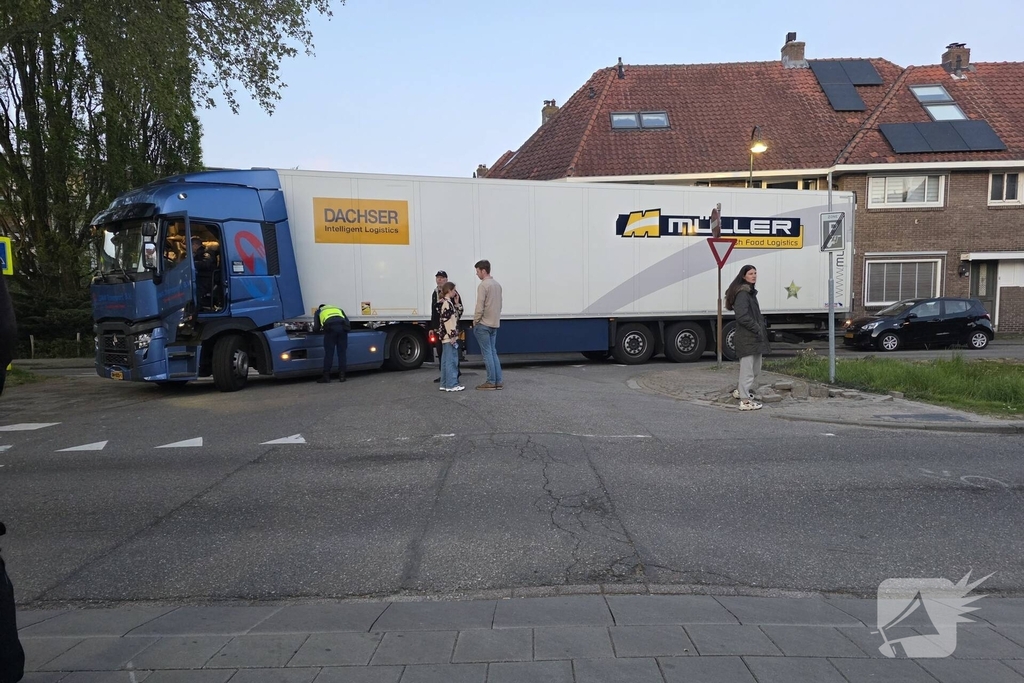 Geparkeerde auto geraakt door vrachtwagentrailer