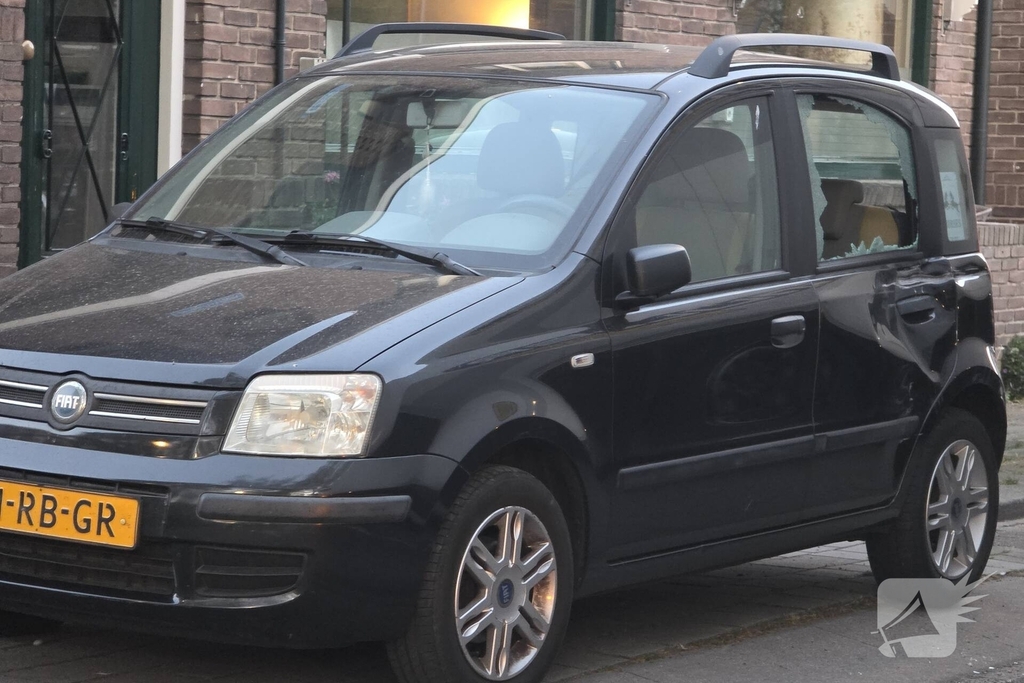 Geparkeerde auto geraakt door vrachtwagentrailer