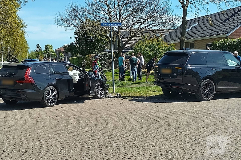 Inzittenden nagekeken na botsing op kruising