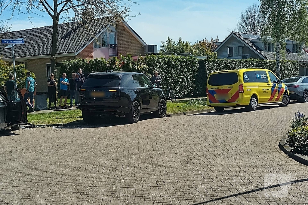 Inzittenden nagekeken na botsing op kruising