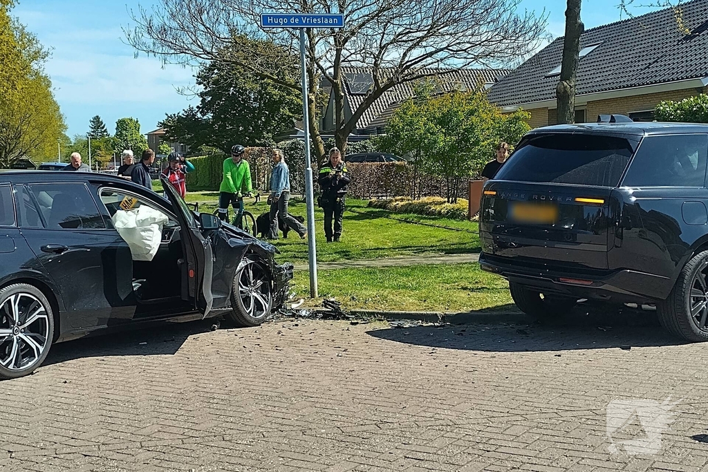 Inzittenden nagekeken na botsing op kruising