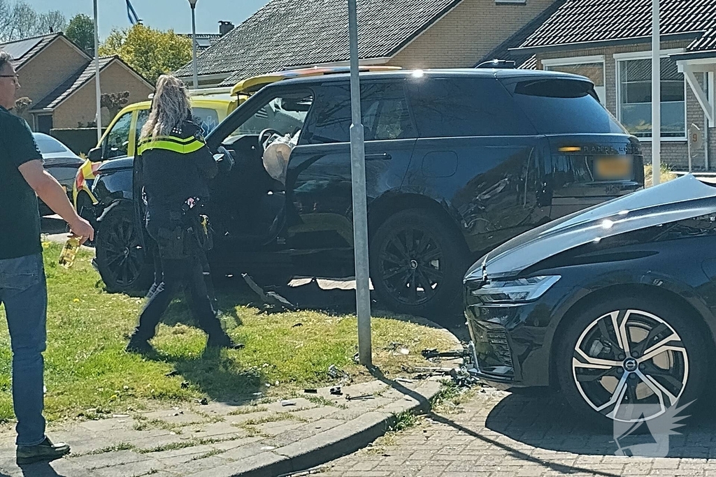 Inzittenden nagekeken na botsing op kruising