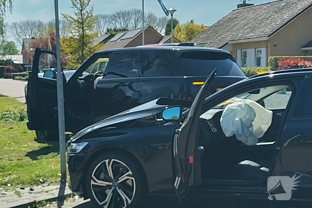 Inzittenden nagekeken na botsing op kruising