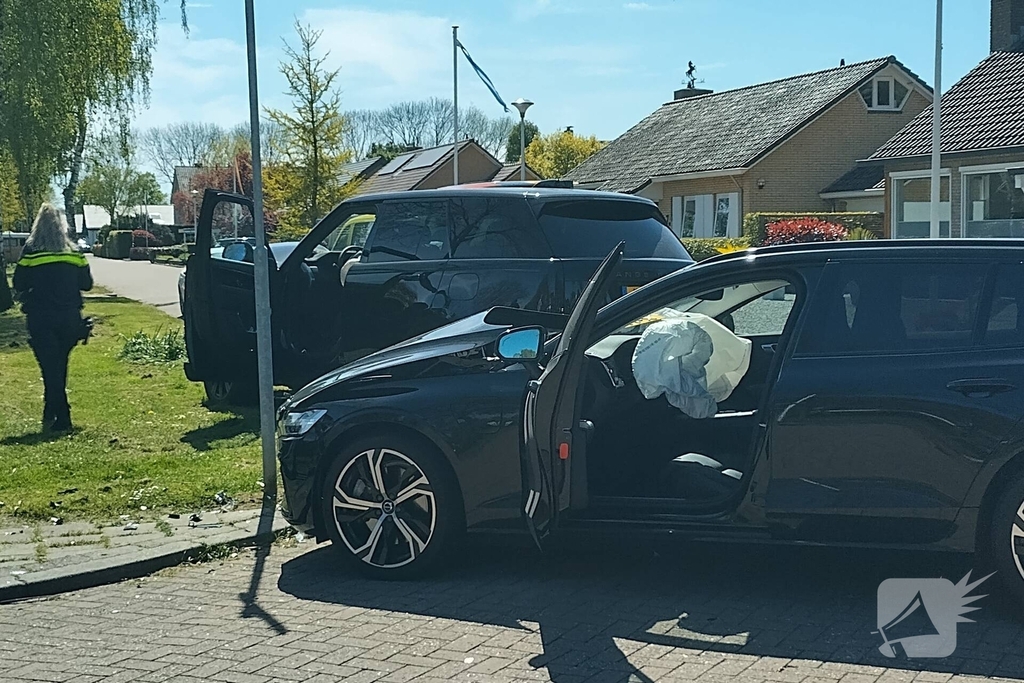 Inzittenden nagekeken na botsing op kruising