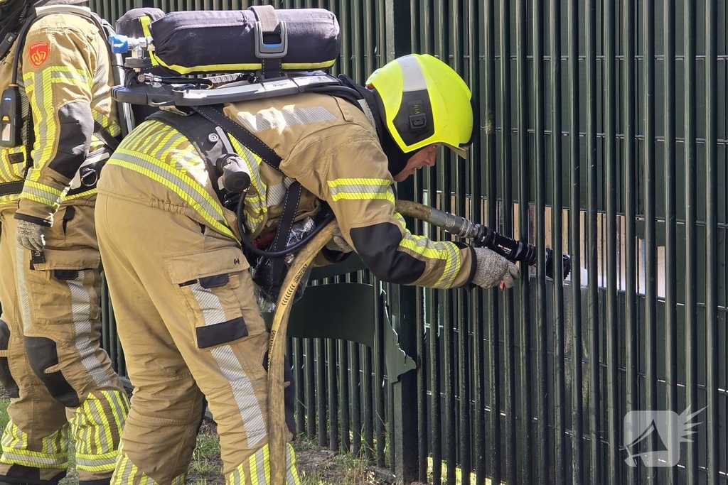 Brandweer blust brand op schoolterrein