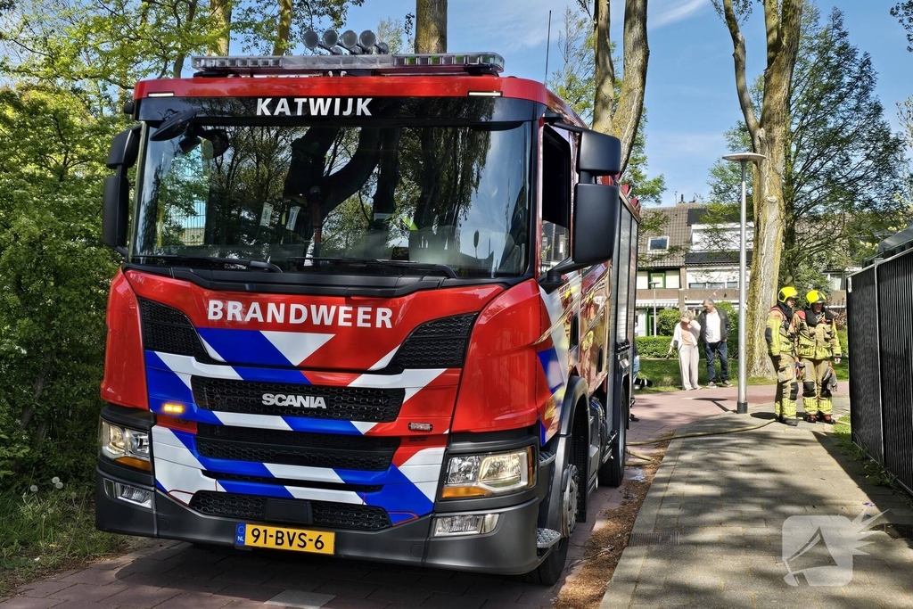 Brandweer blust brand op schoolterrein