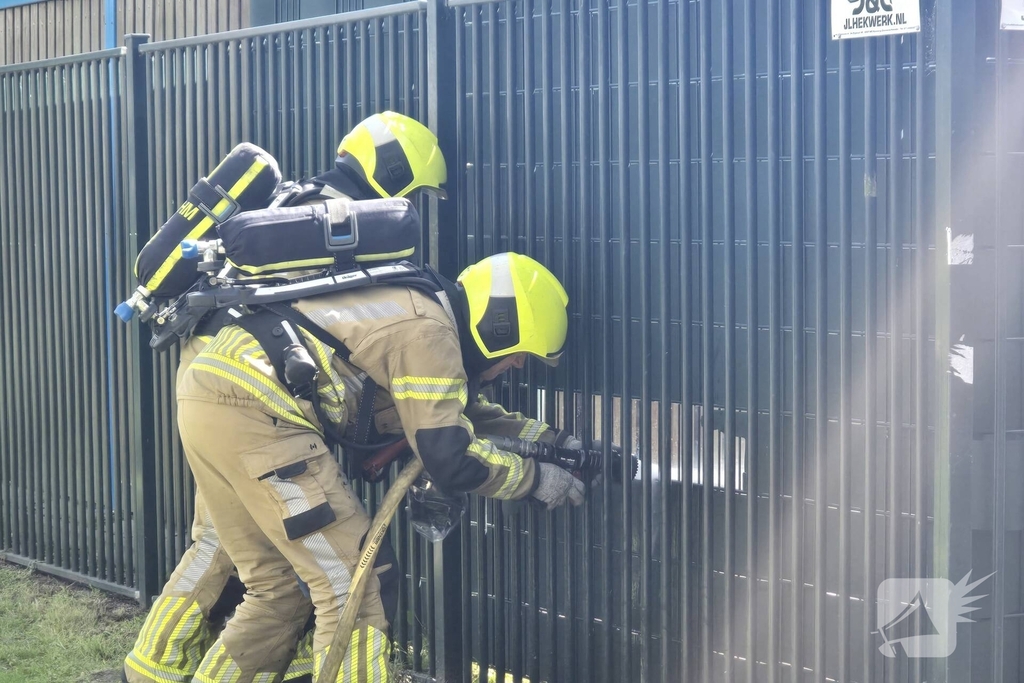 Brandweer blust brand op schoolterrein