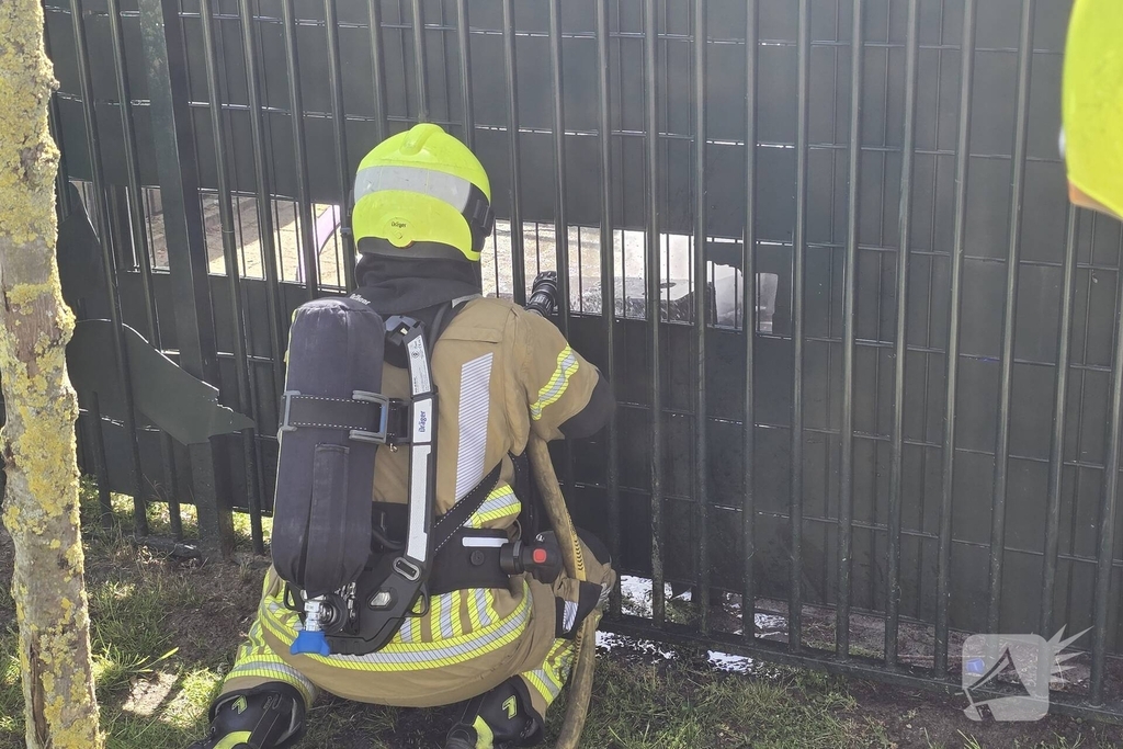 Brandweer blust brand op schoolterrein