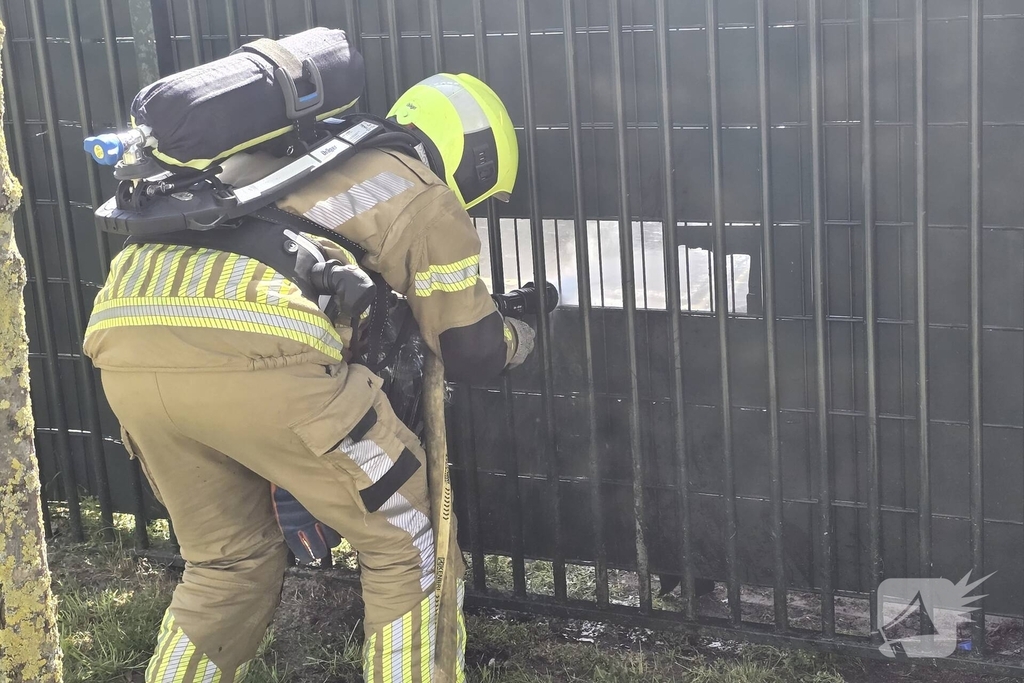 Brandweer blust brand op schoolterrein