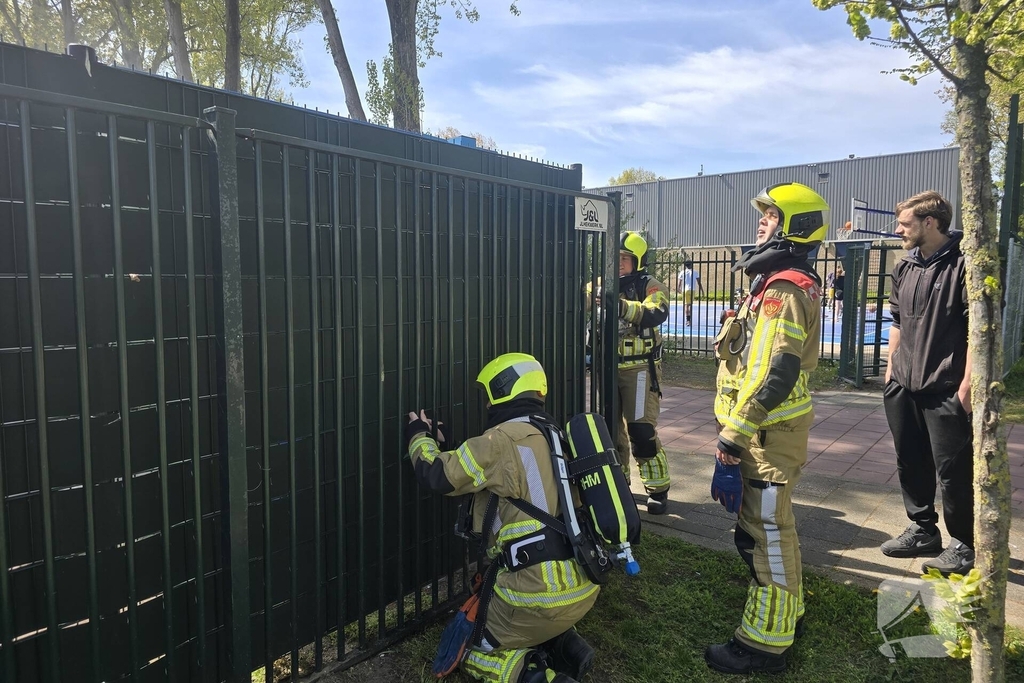 Brandweer blust brand op schoolterrein
