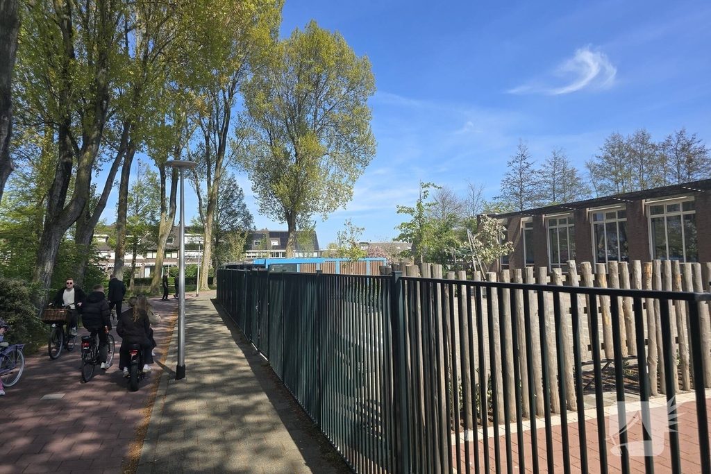 Brandweer blust brand op schoolterrein