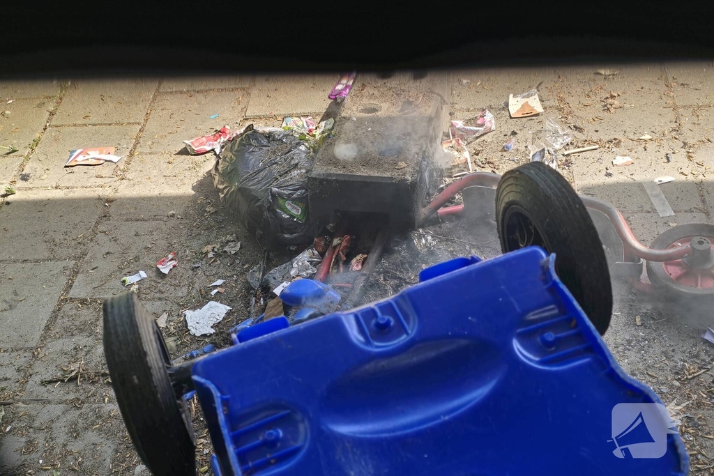 Brandweer blust brand op schoolterrein