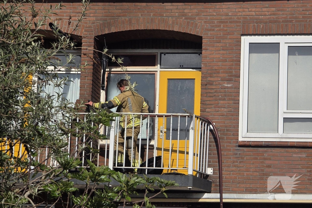 Brandweer bestrijdt brand op balkon