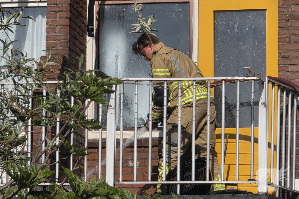 Brandweer bestrijdt brand op balkon