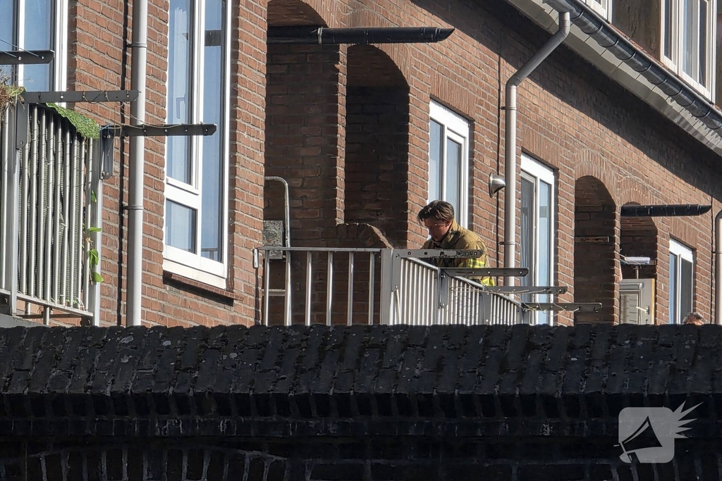 Brandweer bestrijdt brand op balkon
