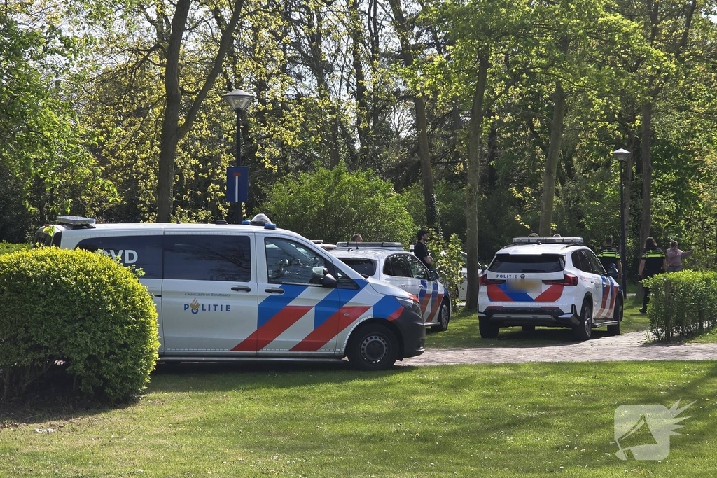 Politie en arrestatieteam halen persoon met verward gedrag uit woning