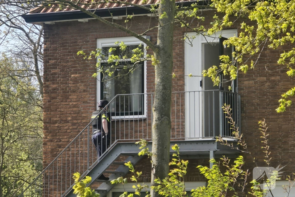 Politie en arrestatieteam halen persoon met verward gedrag uit woning