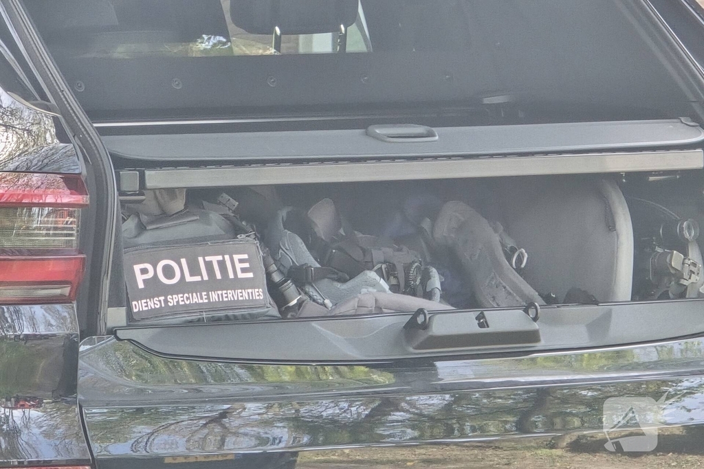Politie en arrestatieteam halen persoon met verward gedrag uit woning
