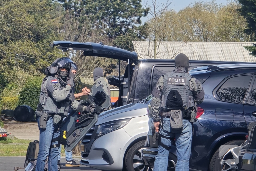 Politie en arrestatieteam halen persoon met verward gedrag uit woning