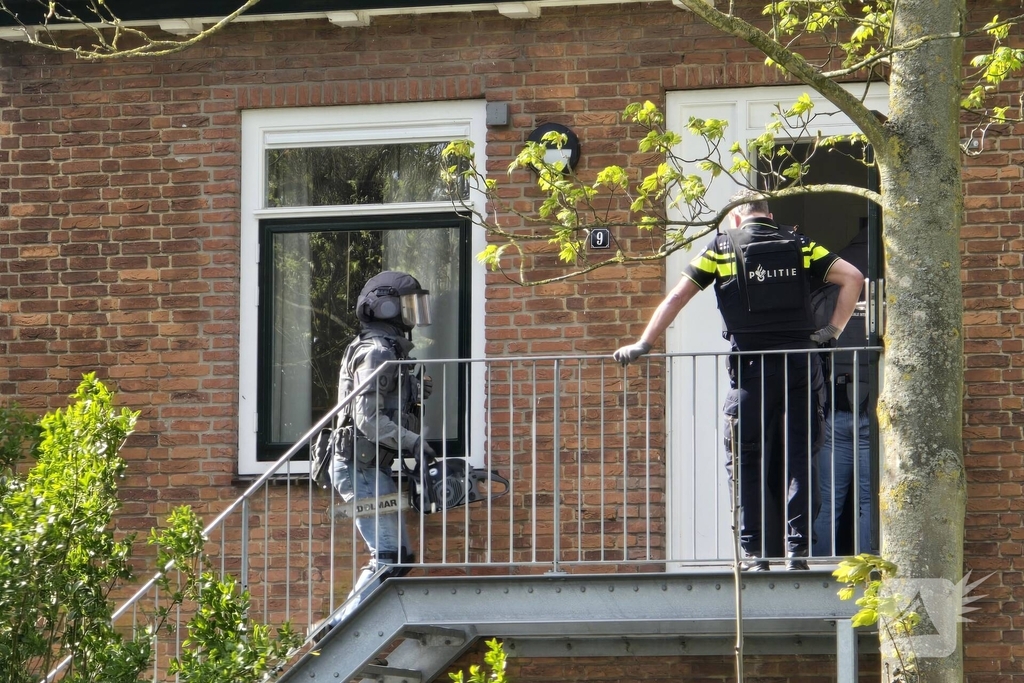Politie en arrestatieteam halen persoon met verward gedrag uit woning