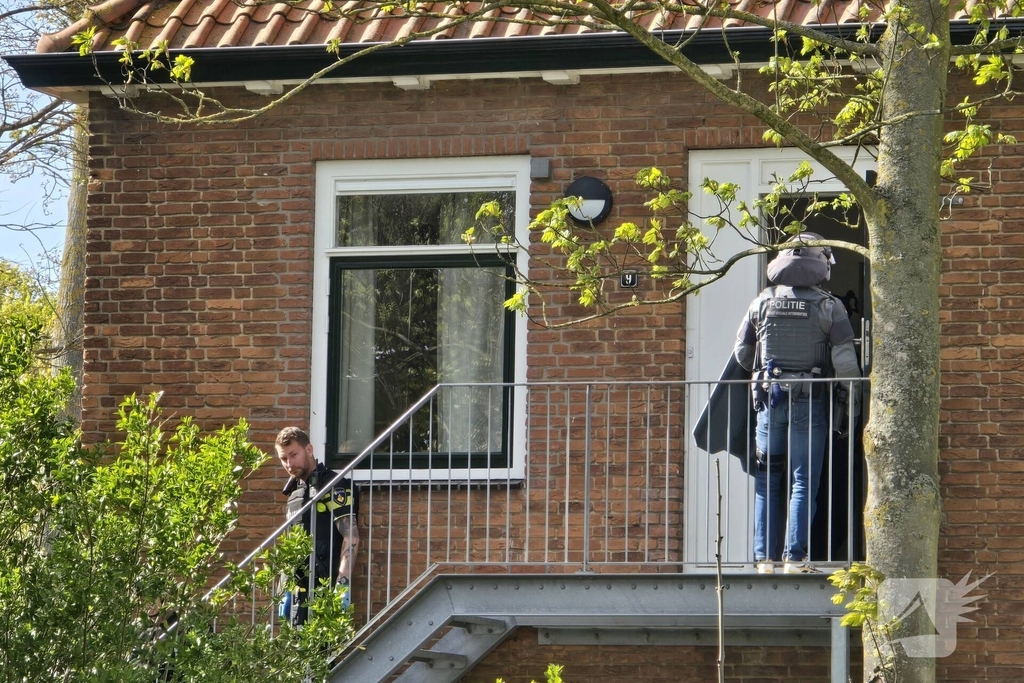 Politie en arrestatieteam halen persoon met verward gedrag uit woning