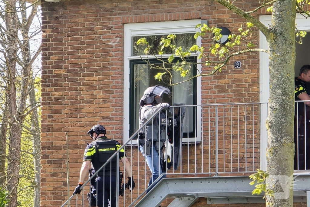 Politie en arrestatieteam halen persoon met verward gedrag uit woning