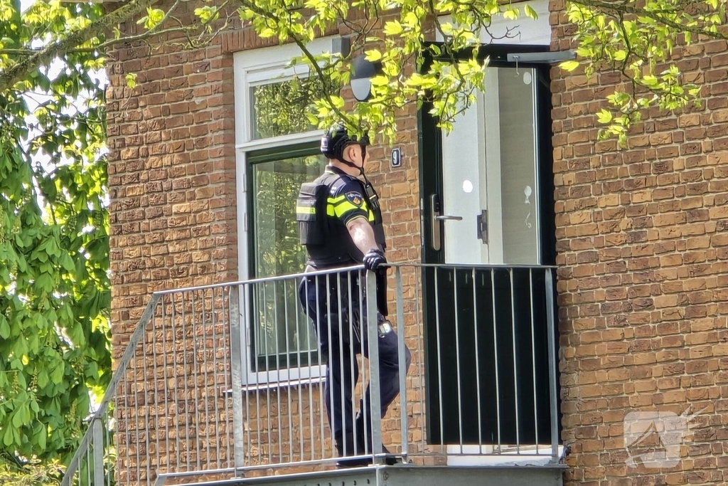 Politie en arrestatieteam halen persoon met verward gedrag uit woning