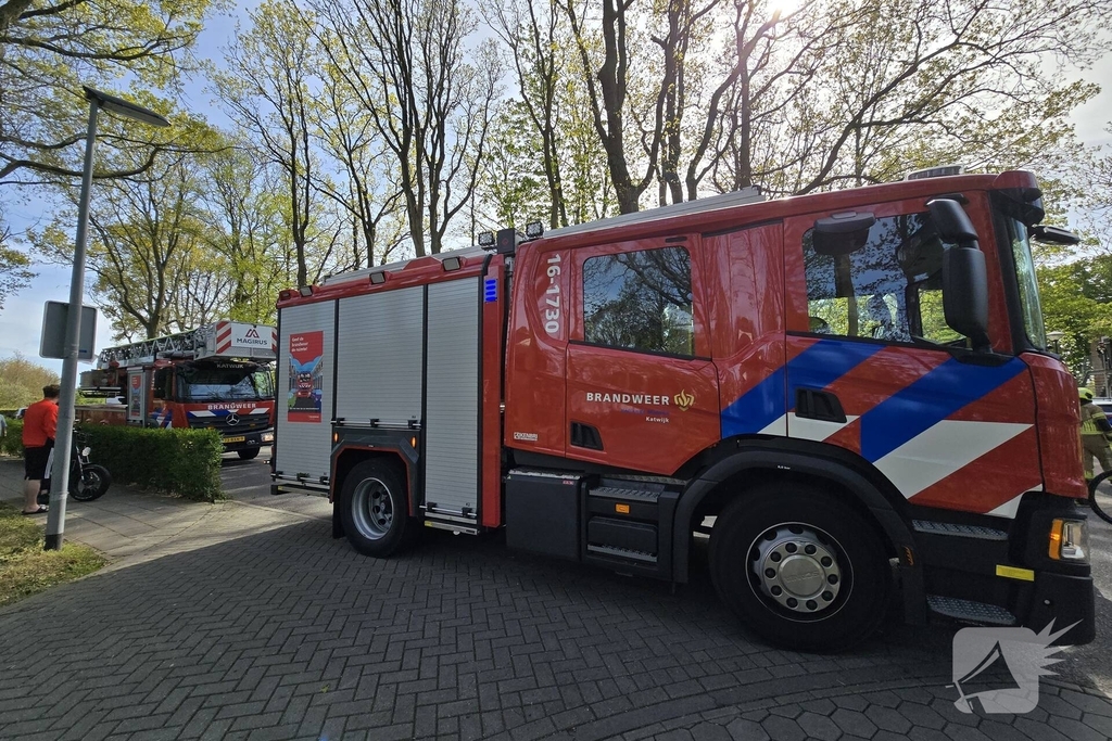 Politie en arrestatieteam halen persoon met verward gedrag uit woning