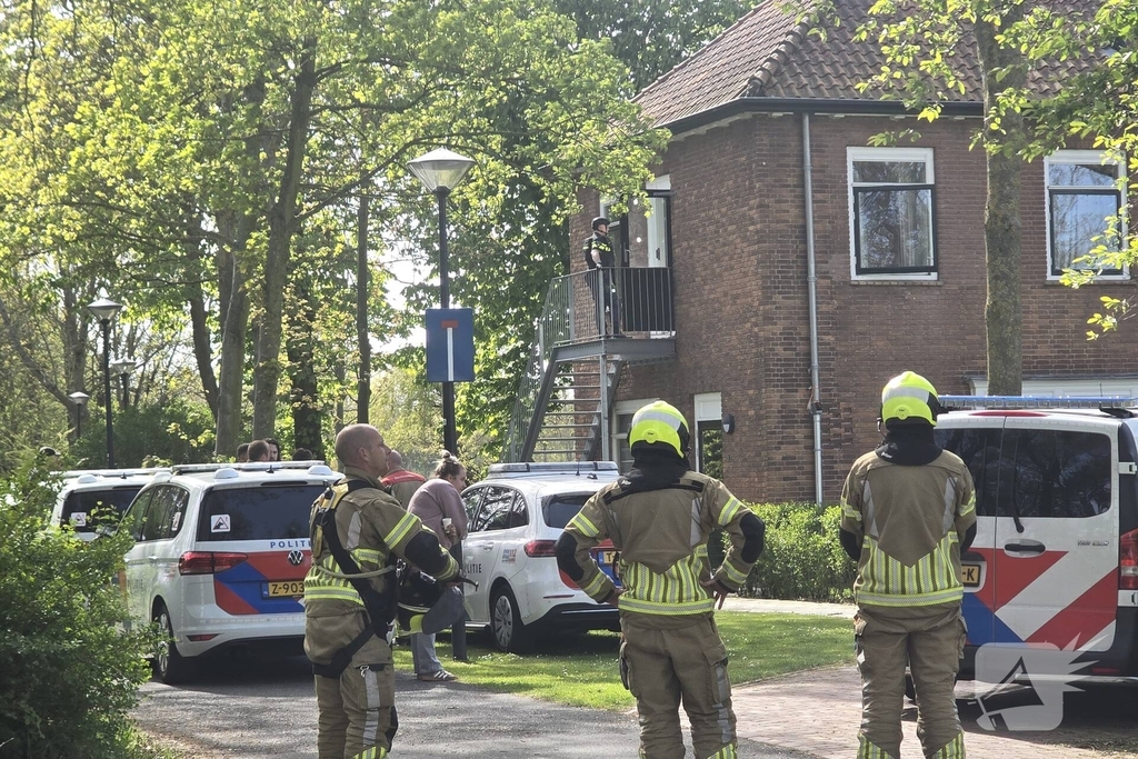 Politie en arrestatieteam halen persoon met verward gedrag uit woning