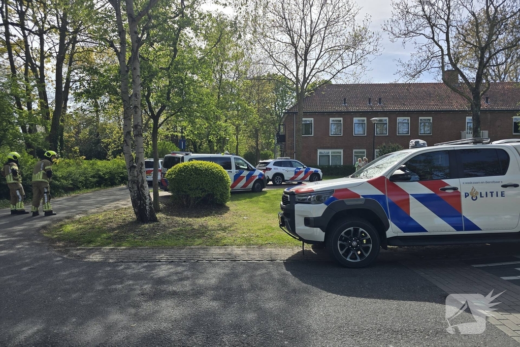 Politie en arrestatieteam halen persoon met verward gedrag uit woning