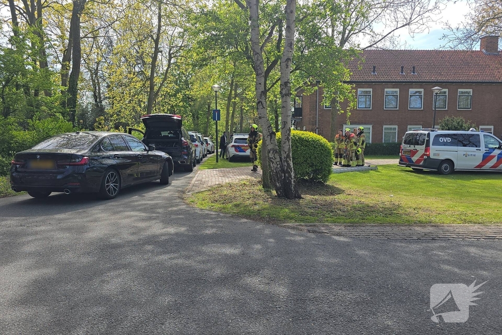 Politie en arrestatieteam halen persoon met verward gedrag uit woning