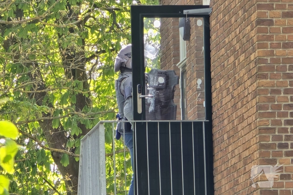 Politie en arrestatieteam halen persoon met verward gedrag uit woning