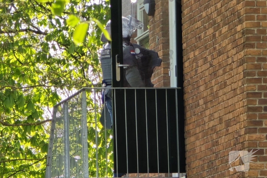 Politie en arrestatieteam halen persoon met verward gedrag uit woning
