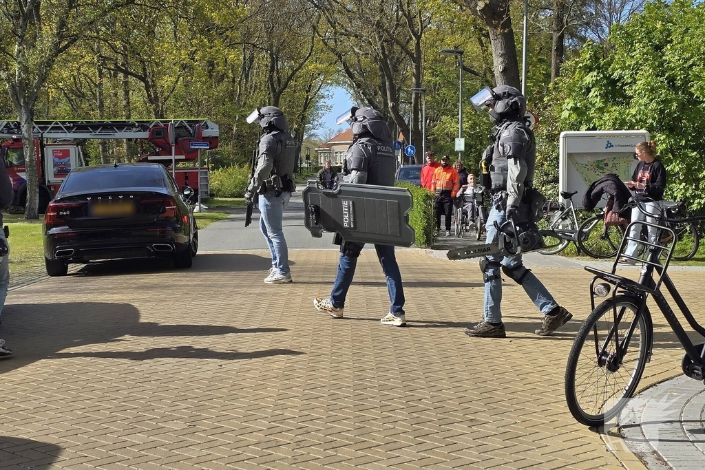 Politie en arrestatieteam halen persoon met verward gedrag uit woning