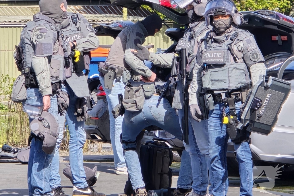 Politie en arrestatieteam halen persoon met verward gedrag uit woning