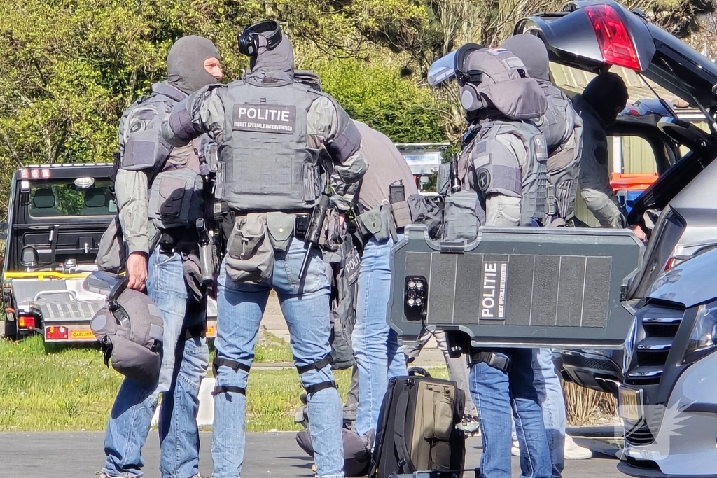 Politie en arrestatieteam halen persoon met verward gedrag uit woning