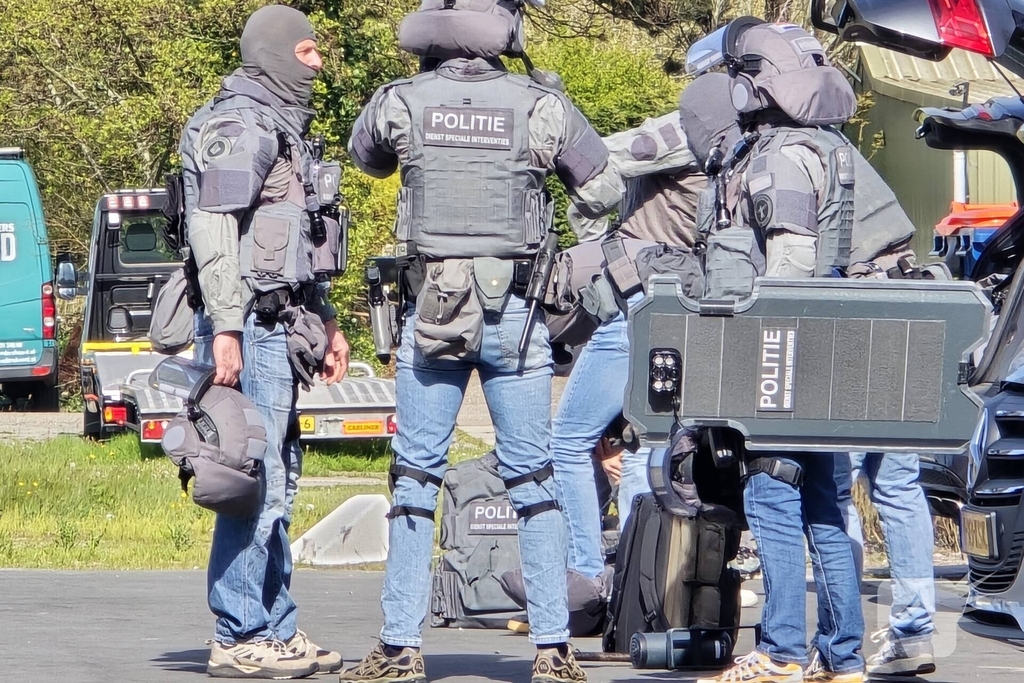 Politie en arrestatieteam halen persoon met verward gedrag uit woning