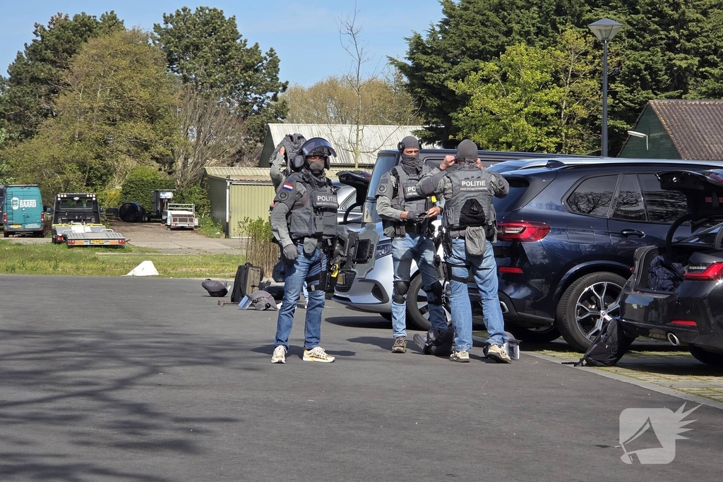 Politie en arrestatieteam halen persoon met verward gedrag uit woning