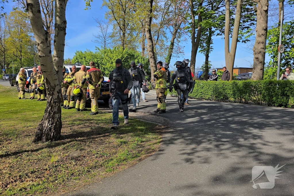 Politie en arrestatieteam halen persoon met verward gedrag uit woning