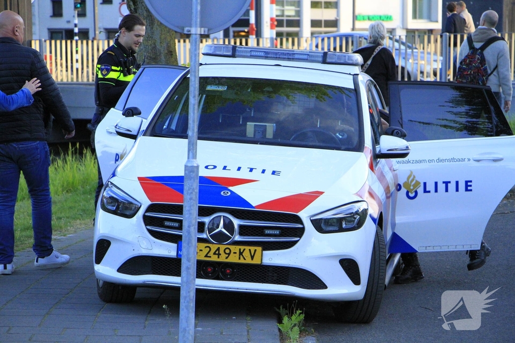 Voetganger aangereden door auto en blijft met lichte verwondingen achter